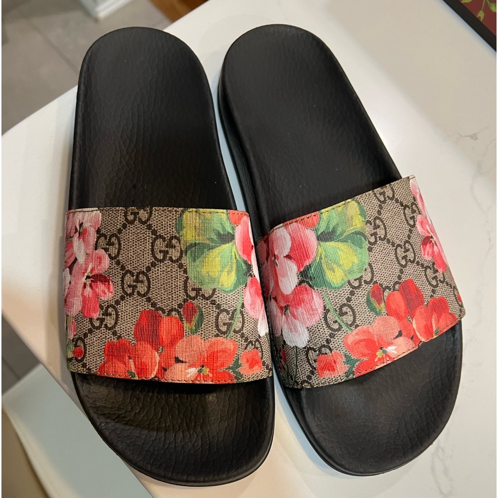 GUCCi
Women's Pursuit Pool Slide Sandals Size 8